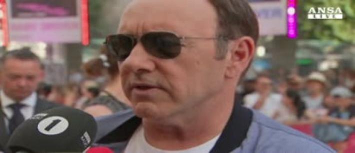 Kevin Spacey si scusa per molestie e fa coming out
