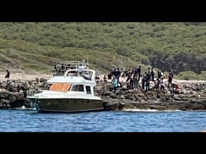 Migranti: sbarco in pieno giorno tra i bagnanti in Salento