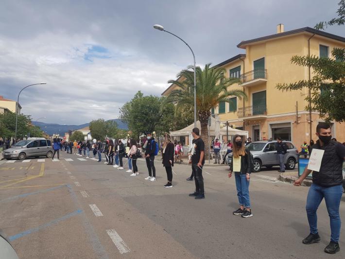Accoltellata dall'ex, esce dal coma e cerca suo figlio, morto per difenderla