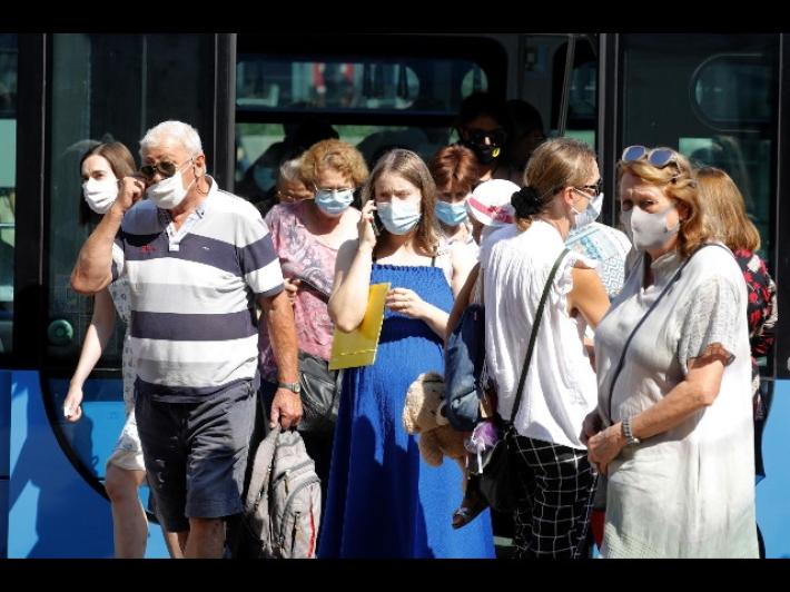 Per il Cts, via l'obbligo di mascherine all'aperto il 28 giugno o il 5 luglio. Decide il governo