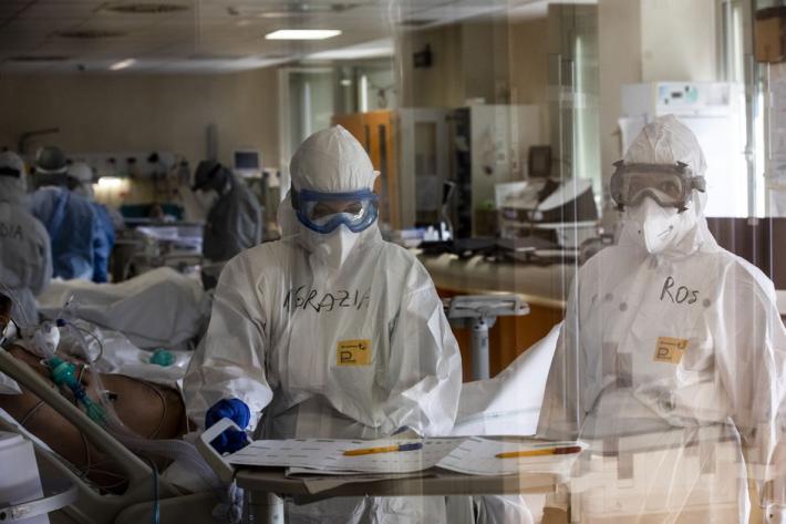 L'ospedale si svuota, ma i medici avvertono: &laquo;Mascherina anche all'aperto se c'&egrave; folla&raquo;