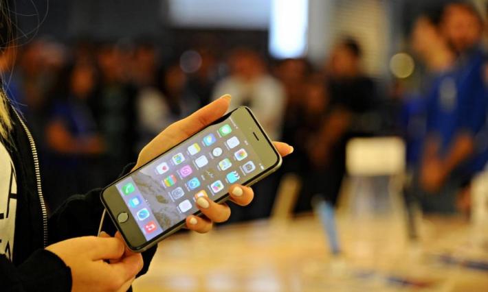 Biella, la preside rimprovera  una 14enne perch&eacute;  usa lo smartphone, lei la minaccia con un coltello