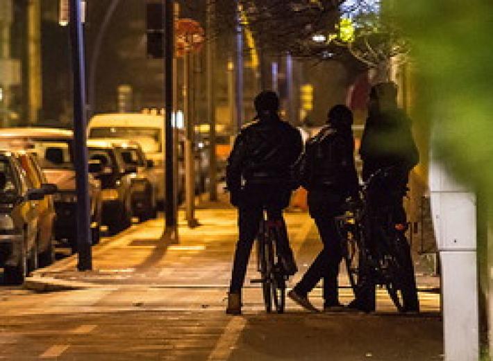 Come funziona la piramide della droga: vedette, pusher, cassieri...