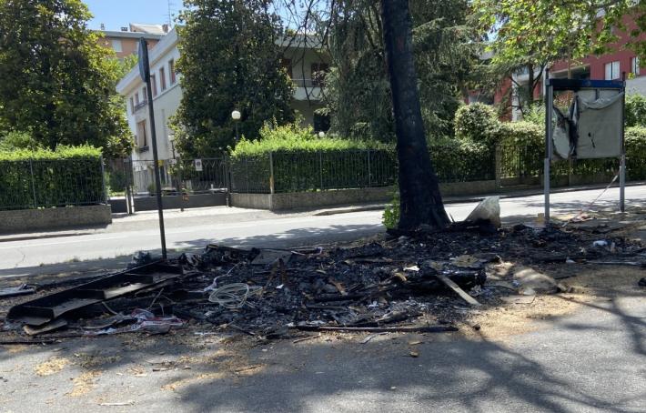 Rottami ancora in strada. E il piromane non si trova