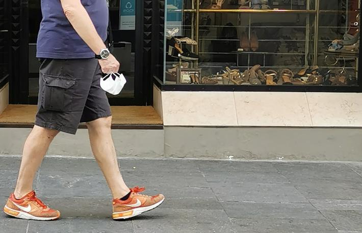 Addio alla mascherina all'aperto. Ecco gli obblighi che &laquo;resistono&raquo;