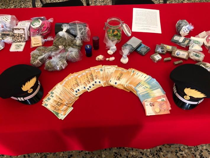 Arrestati i coniugi pusher (con reddito di cittadinanza). Il tavolo di cucina come bancarella della droga