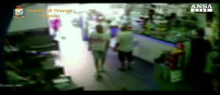 Si fingeva cieco ma guardava la tv in sala scommesse