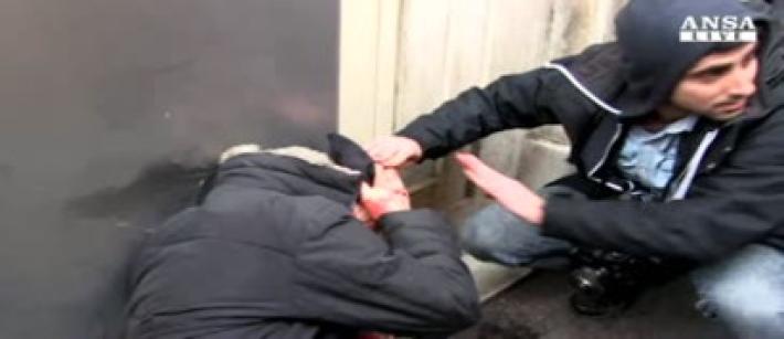 Tassisti in piazza, cariche davanti alla sede Pd