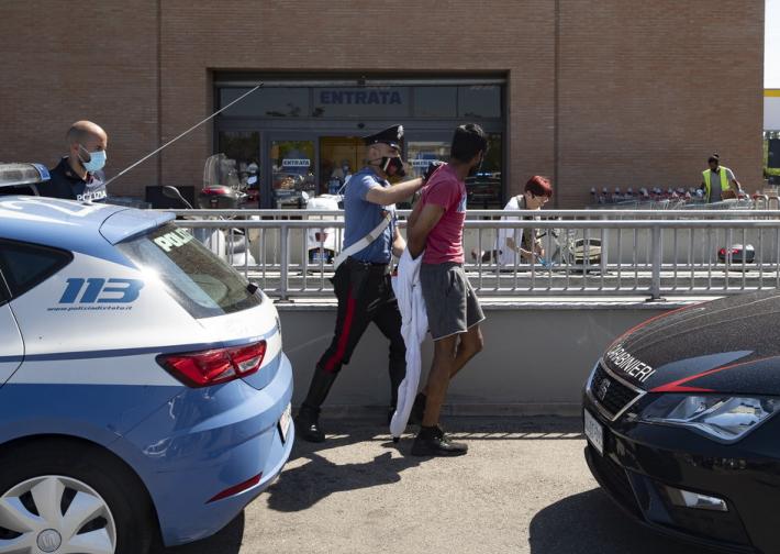 Arraffa alcolici, fugge e travolge una donna: 27enne arrestato