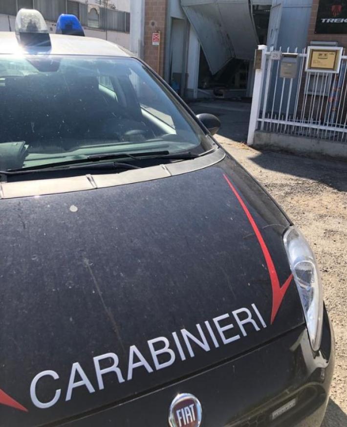 I ladri scappano sulle biciclette rubate