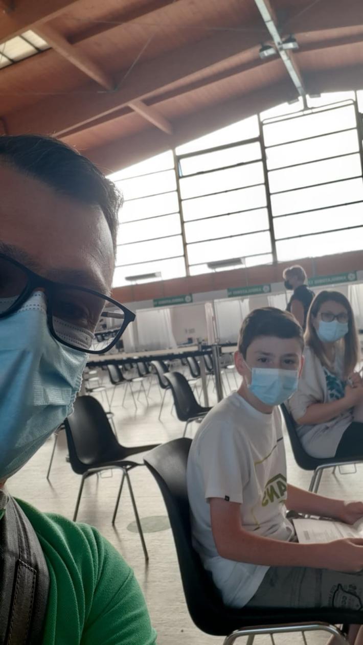 Padre, madre e figlio vaccinati insieme