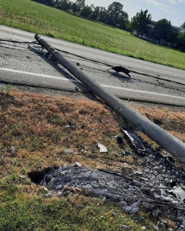 Abbatte un palo della luce con l'auto e provoca un blackout