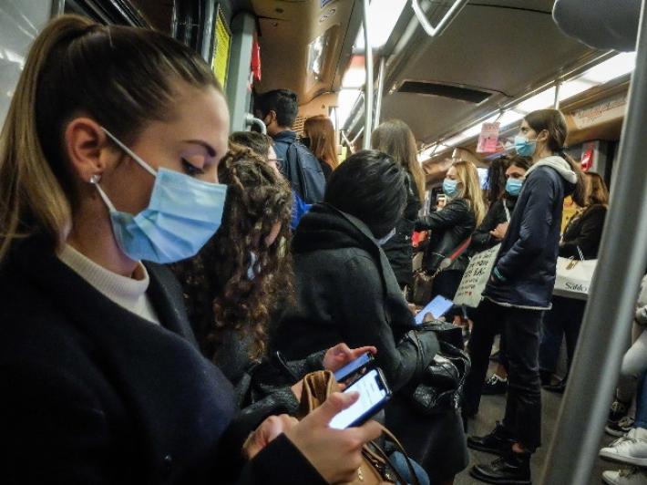 Stop alle mascherine in aereo, al cinema,  a teatro e negli eventi sportivi al chiuso,  ma restano sui mezzi di  trasporto fino al 30 settembre 