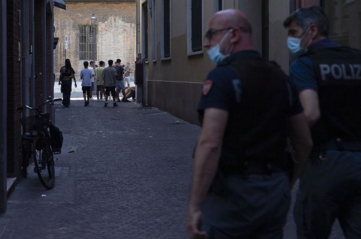 Botte ai garage in centro storico, l'ultima bravata fermata dalla polizia