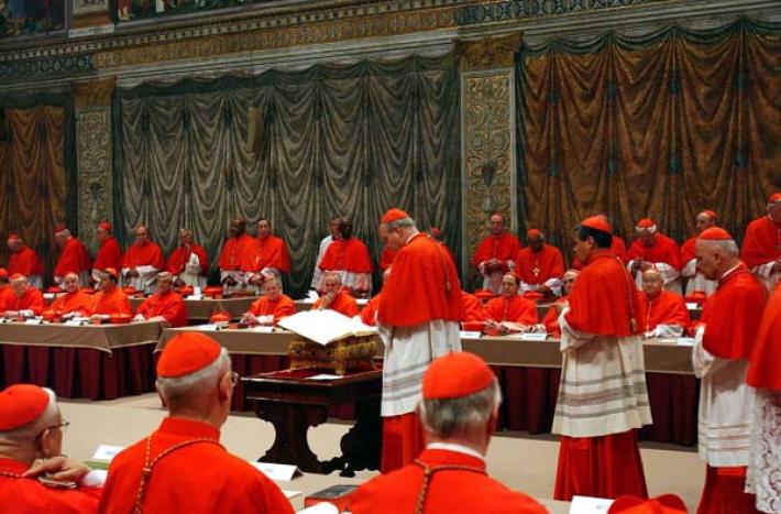 Extra omnes, fumata bianca: tutte le regole del conclave. Nuovo Papa, i favoriti