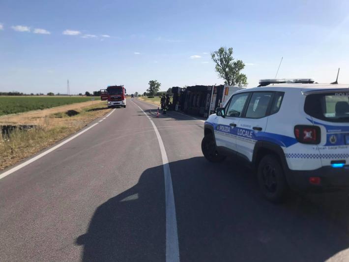 Motociclista cade sulla provinciale 33 a Sissa: trasportato al Maggiore