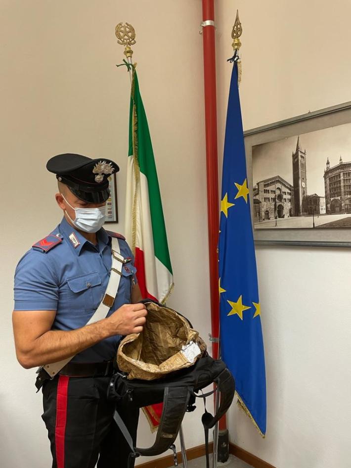 Ruba vestiti grazie a una borsa schermata e aggredisce il vigilante che lo sorprende: arrestato