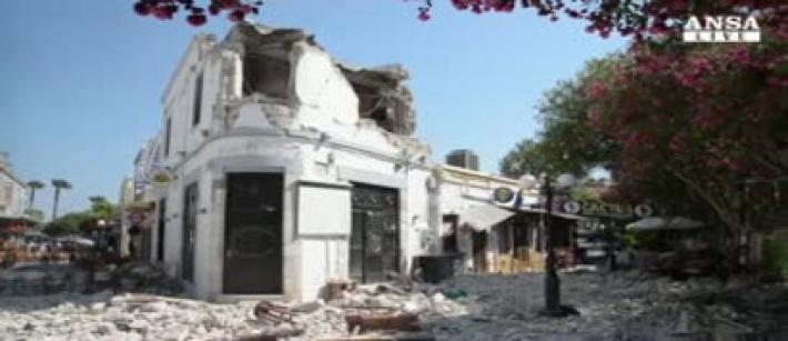 Il drone sorvola l'isola di Kos colpita dal sisma