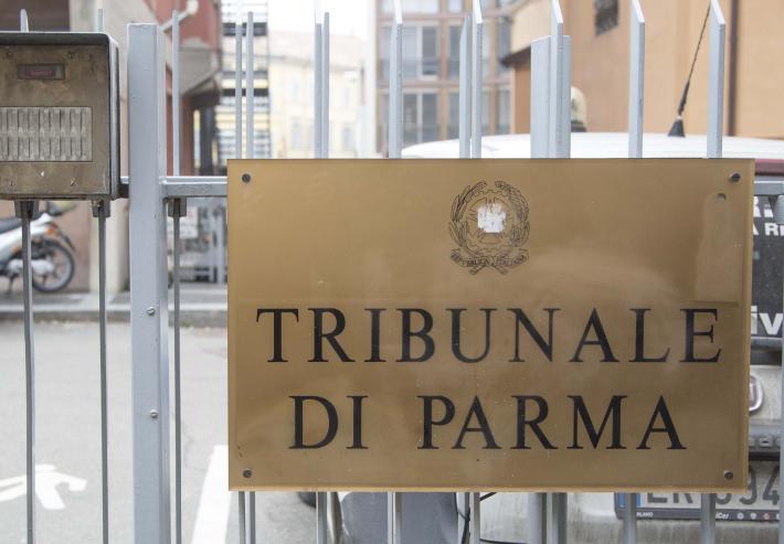 Abbord&ograve; un 70enne per strappargli l'orologio: patteggia due anni