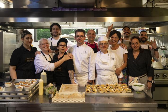 Giro d'Italia dei sapori con i cuochi di &laquo;Family Food Fight&raquo;
