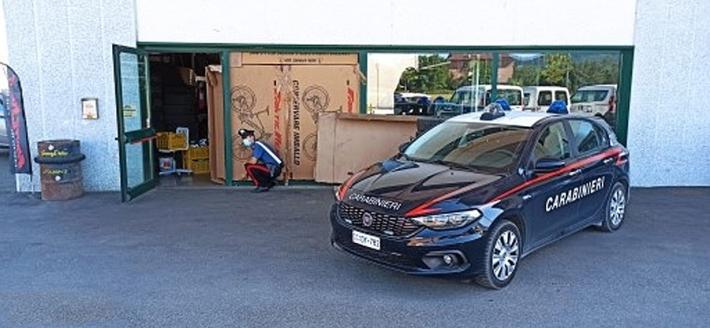 Traversetolo, auto rubata come ariete: sparite sei bici elettriche. Ma va a monte il bis in un altro negozio