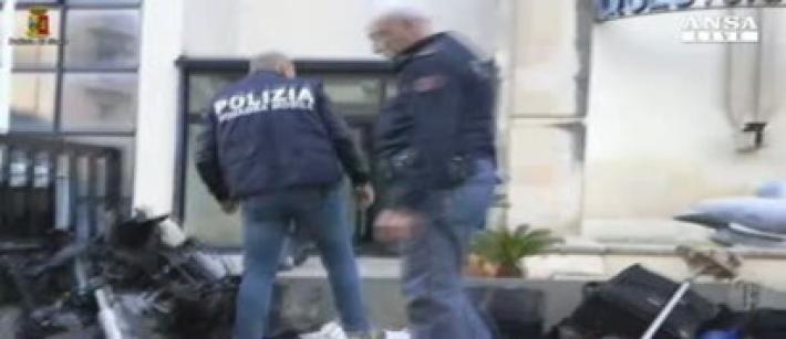 Moto rubata smontata su autobus, fermato