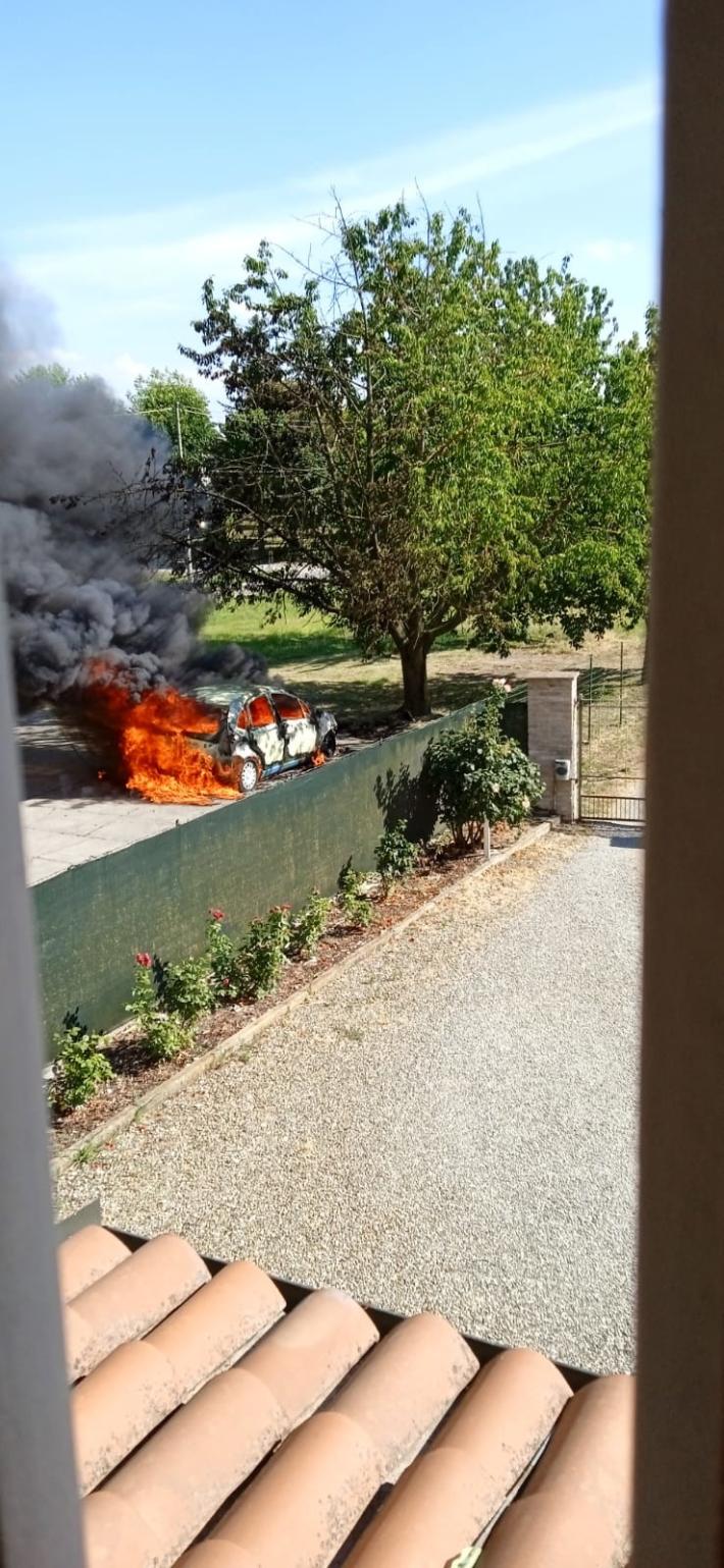 Auto in fiamme a Palasone di Sissa