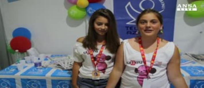 Telefono e social, i bambini "inchiodano" gli adulti Video