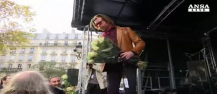 Gli Eagles of Death Metal commuovono con "Save a Prayer"