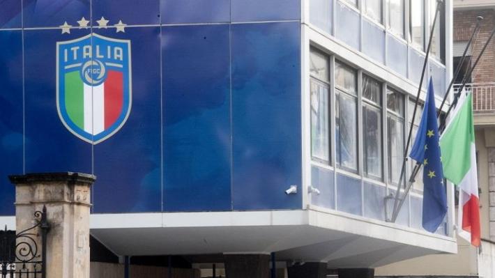 Europei, allarme a Coverciano: tre giornalisti positivi, cambia il  telecronista Rai