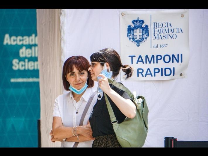 Covid: pi&ugrave; test ma positivi stabili, riprende il calo dei ricoveri in Italia