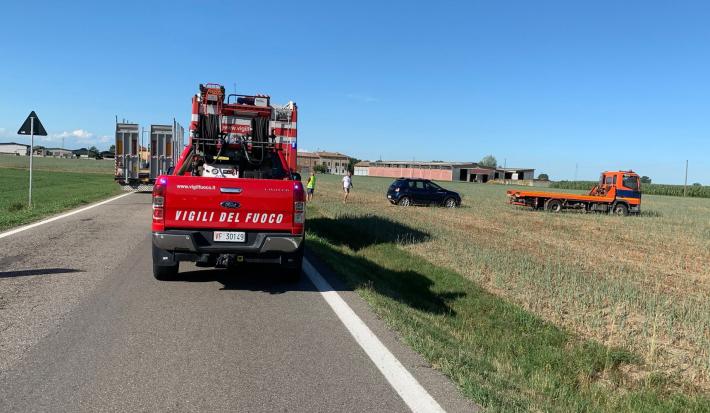 Auto finisce in un campo: grave una 30enne