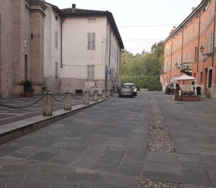 &laquo;Non ti ricordi di me? Vieni che ti abbraccio&raquo; e le ruba la catenina