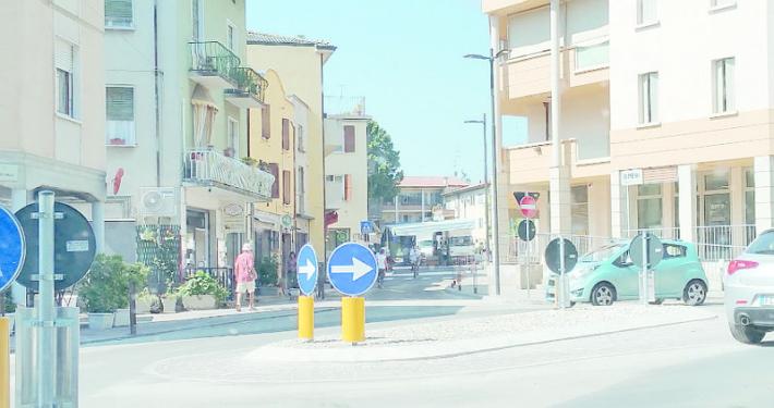 Non piace la rotonda &laquo;a fagiolo&raquo; di Monticelli.  Ma il Comune la difende