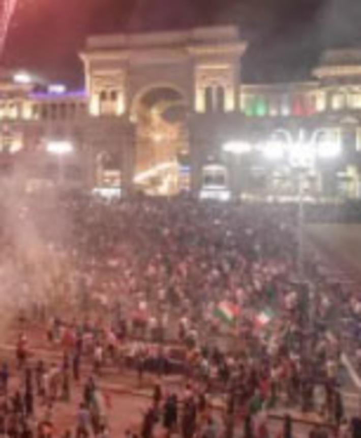 Gioia ma anche follia: a Milano 15 feriti in piazza, tre sono gravi