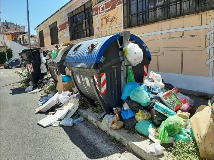 "Quadraro non &egrave; una discarica", abitanti bloccano strada a Roma