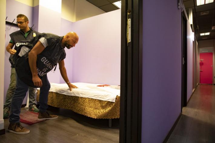 Centri massaggi cinesi a luci rosse: 6 condanne e 11 patteggiamenti