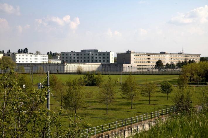 Detenuto d&agrave; fuoco alla cella: tre agenti intossicati