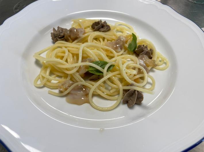 Spaghettone in insalata vongole e fegatini