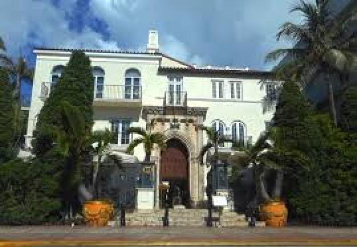 Scoperti due cadaveri nella villa che fu di Versace