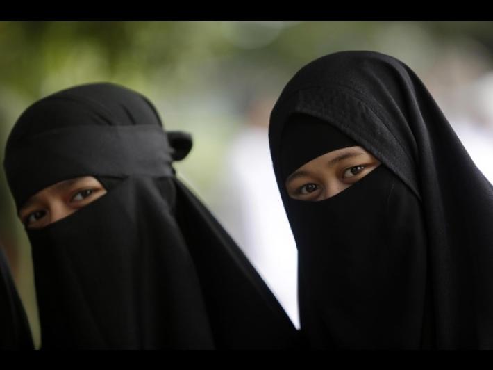 La Corte Ue: "Possibile vietare velo e simboli di culto al lavoro"