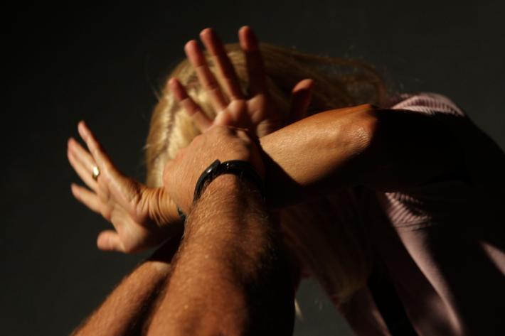 La fidanzata riceve una telefonata, lui la massacra e la violenta: 1 anno e 11 mesi