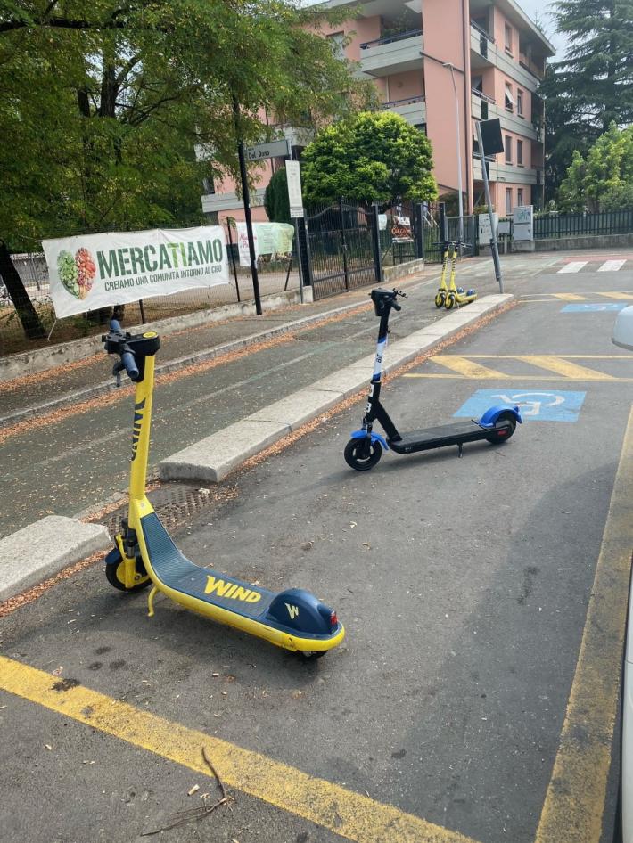 Via Montebello, monopattini nella sosta-disabili e nella pista ciclabile, difficile fare peggio