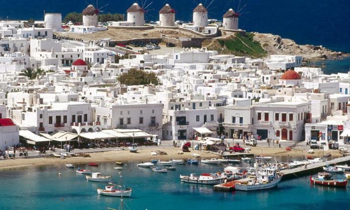 Impennata di casi a Mykonos: coprifuoco, divieto di musica nei locali