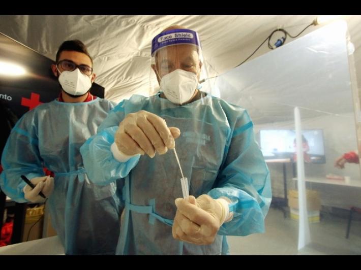 In Italia calano i nuovi positivi al Covid ma crescono i pazienti in terapia intensiva