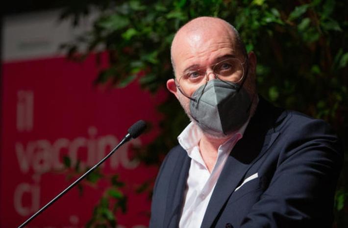 Bonaccini rilancia l'obbligo di vaccino per il personale scolastico: "Senza, si rischia di tornare alla dad"