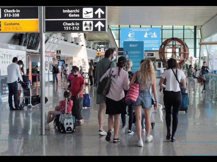 La Farnesina a 400 ragazzi verso la Grecia: "Rischio sanitario. Dotatevi di una polizza assicurativa adeguata"