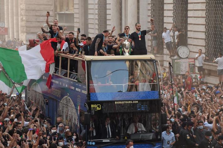 A Roma contagi quintuplicati: "Paghiamo i festeggiamenti per gli Europei"