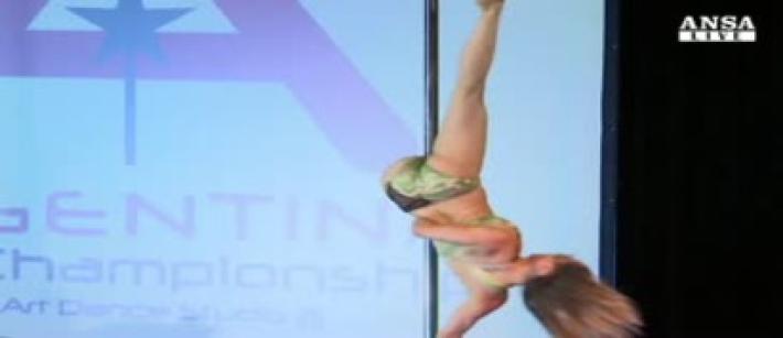 Le evoluzioni al palo di Maria Aguiar