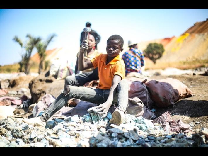 Congo: Onlus italiana porter&agrave; a scuola i bimbi-minatori